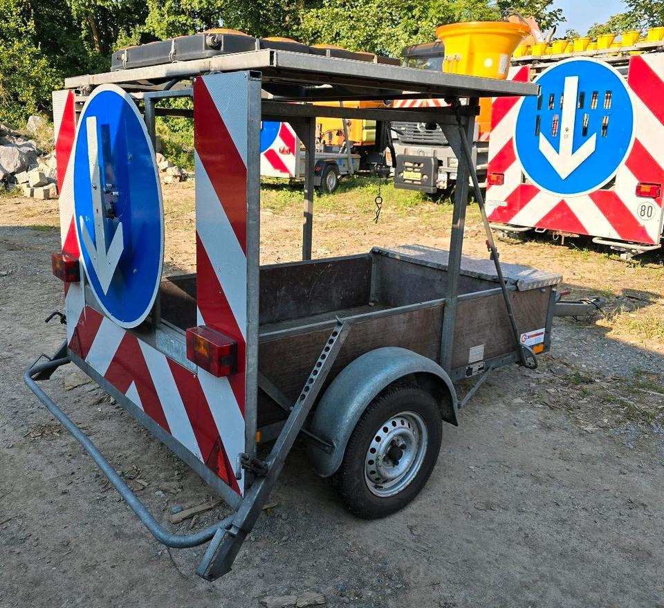 Nissen FAT Absperrtafel VZ616 Fahrbare Verkehrsleittafel Verkehrssicherungsanhänger Verkehrsleitanhänger Trebbiner Horizont Sperrwand - Trailer: picture 2 Nissen FAT Absperrtafel VZ616 Fahrbare Verkehrsleittafel Verkehrssicherungsanhänger Verkehrsleitanhänger Trebbiner Horizont Sperrwand - Trailer: picture 2