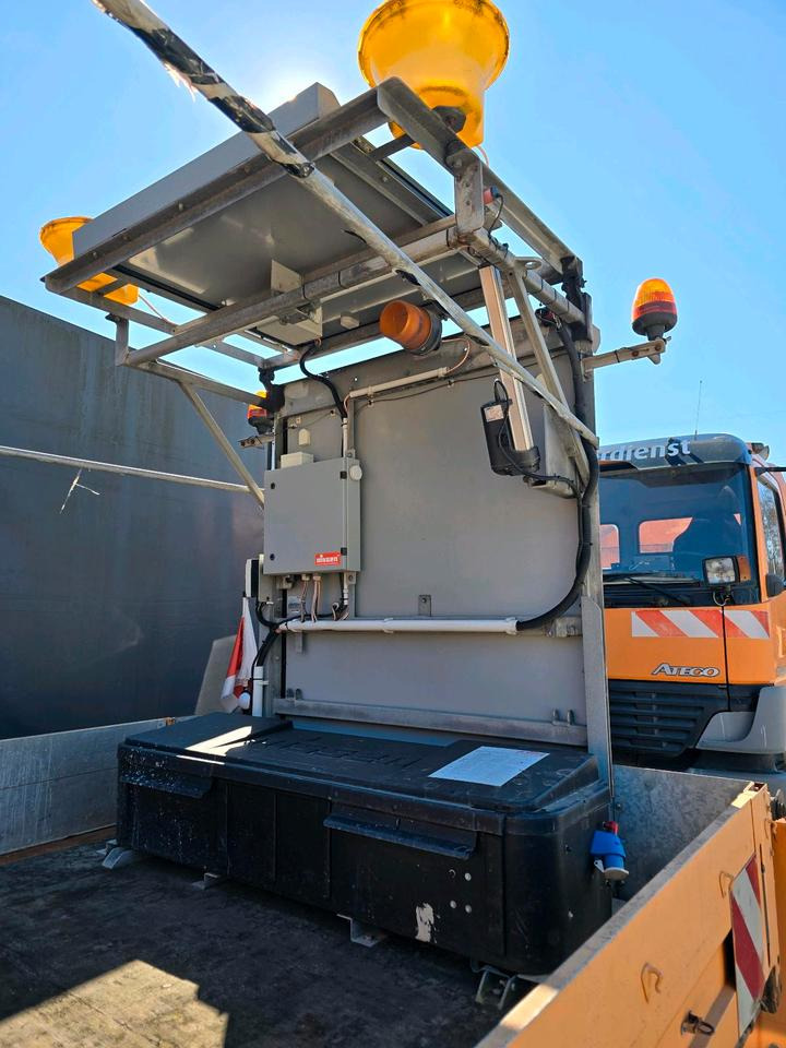 Nissen VLT LED 2014 Vorwarntafel Verkehrsleittafel Leittafel Verkehrssicherungsanhänger Verkehrsleitanhänger Sperrwand Horizont - Trailer: picture 1 Nissen VLT LED 2014 Vorwarntafel Verkehrsleittafel Leittafel Verkehrssicherungsanhänger Verkehrsleitanhänger Sperrwand Horizont - Trailer: picture 1