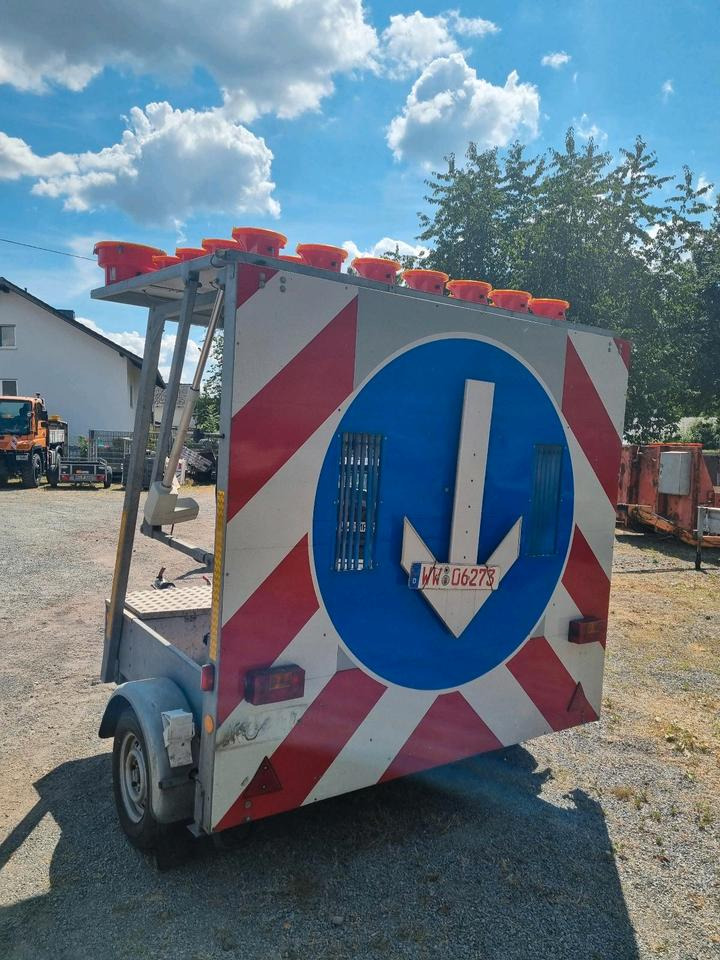 Trebbiner Absperrtafel VZ 616 Horizont Sperrwand Verkehrsleittafel Verkehrsleitanhänger Verkehrssicherungsanhänger Warntafel Verkehrssicherung Baustelle - Trailer: picture 4 Trebbiner Absperrtafel VZ 616 Horizont Sperrwand Verkehrsleittafel Verkehrsleitanhänger Verkehrssicherungsanhänger Warntafel Verkehrssicherung Baustelle - Trailer: picture 4