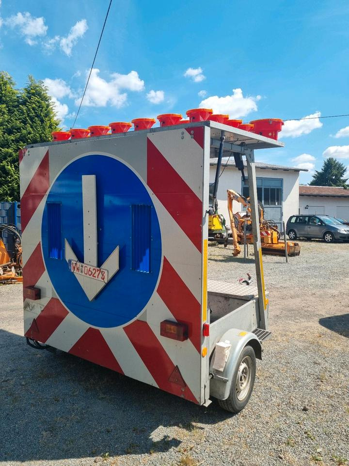 Trebbiner Absperrtafel VZ 616 Horizont Sperrwand Verkehrsleittafel Verkehrsleitanhänger Verkehrssicherungsanhänger Warntafel Verkehrssicherung Baustelle - Trailer: picture 5 Trebbiner Absperrtafel VZ 616 Horizont Sperrwand Verkehrsleittafel Verkehrsleitanhänger Verkehrssicherungsanhänger Warntafel Verkehrssicherung Baustelle - Trailer: picture 5