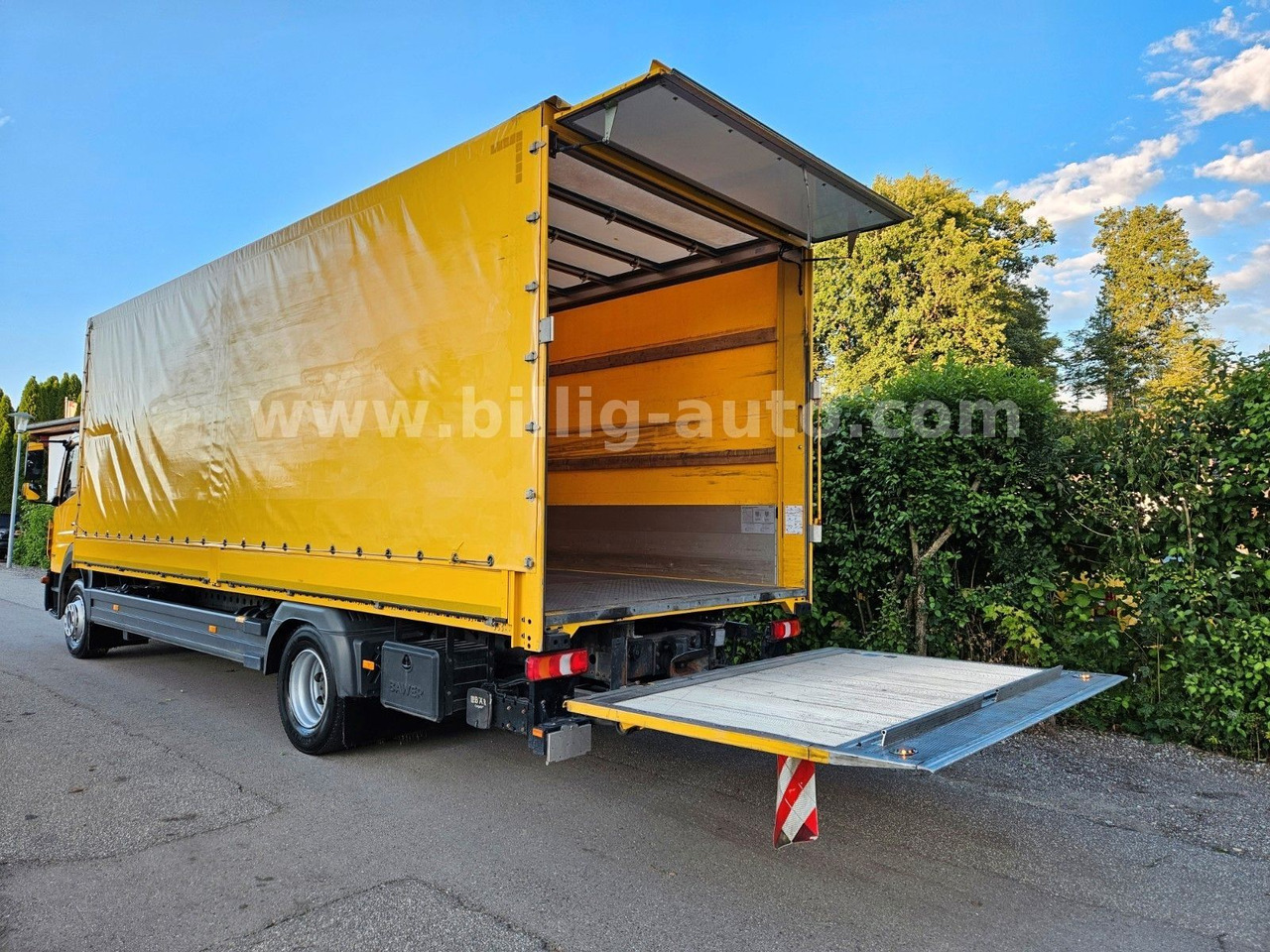 Mercedes-Benz Atego 1327 L BREMS/SPUR-ASS*DIFF-Sperre*AHK*7.2 - Dropside/ Flatbed truck: picture 1 Mercedes-Benz Atego 1327 L BREMS/SPUR-ASS*DIFF-Sperre*AHK*7.2 - Dropside/ Flatbed truck: picture 1