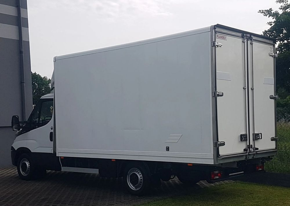 Iveco DAILY 3,0 KLIMA 8EP KONTENER 4,22x2,10x2,11 AC KRAJOWY DMC 3500 KG 35-150 - Closed box van: picture 3 Iveco DAILY 3,0 KLIMA 8EP KONTENER 4,22x2,10x2,11 AC KRAJOWY DMC 3500 KG 35-150 - Closed box van: picture 3