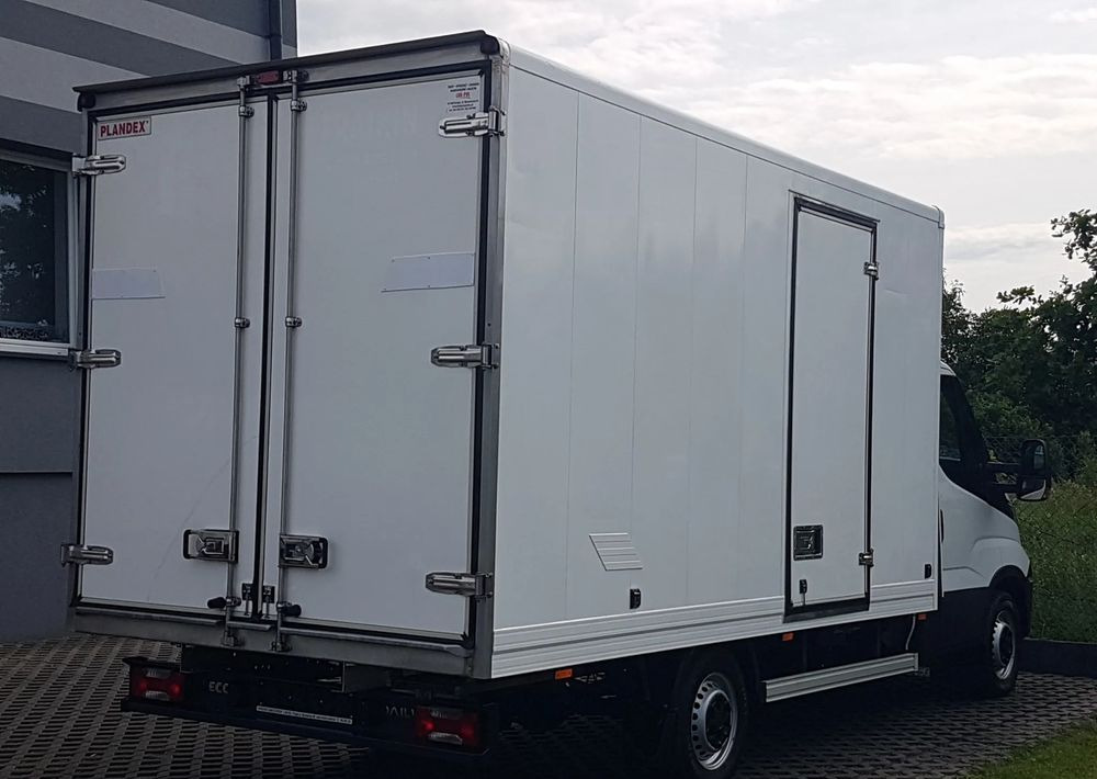 Iveco DAILY 3,0 KLIMA 8EP KONTENER 4,22x2,10x2,11 AC KRAJOWY DMC 3500 KG 35-150 - Closed box van: picture 4 Iveco DAILY 3,0 KLIMA 8EP KONTENER 4,22x2,10x2,11 AC KRAJOWY DMC 3500 KG 35-150 - Closed box van: picture 4