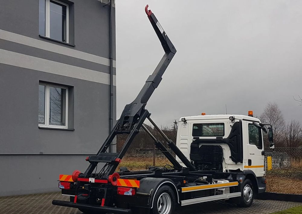 MAN TGL 12.220 HAKOWIEC 4x2 KLIMA DO KONTENERÓW MANUAL - Hook lift truck: picture 4 MAN TGL 12.220 HAKOWIEC 4x2 KLIMA DO KONTENERÓW MANUAL - Hook lift truck: picture 4