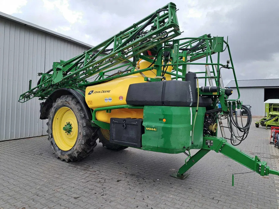 John Deere M944I - Trailed sprayer: picture 4 John Deere M944I - Trailed sprayer: picture 4