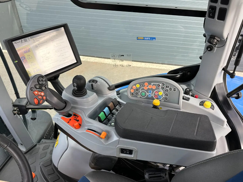 Farm tractor New Holland T7.245 Autocommand Stage 5: picture 13