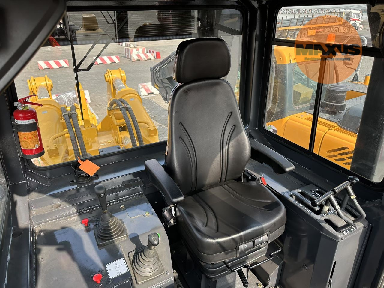 MAXUS Bulldozer with Straight Blade, Single-Shank Ripper, and ROPS Cabin - Bulldozer: picture 4 MAXUS Bulldozer with Straight Blade, Single-Shank Ripper, and ROPS Cabin - Bulldozer: picture 4