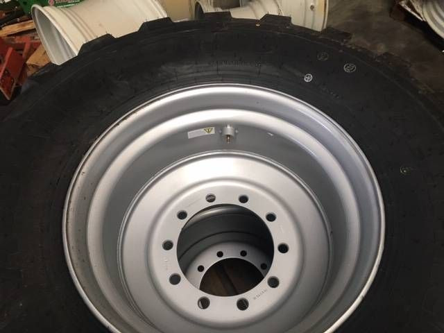 BKT 650/55 R26.5 BKT FL 630 op velg - Wheels and tires for Agricultural machinery: picture 4 BKT 650/55 R26.5 BKT FL 630 op velg - Wheels and tires for Agricultural machinery: picture 4