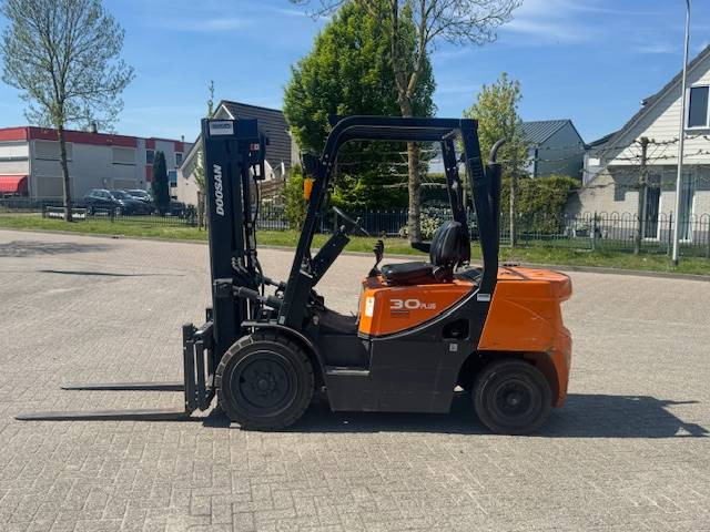 Doosan D30 Plus - Diesel forklift: picture 2 Doosan D30 Plus - Diesel forklift: picture 2