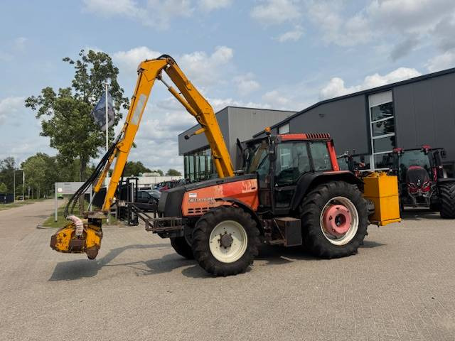 Valtra 8150 hitech met Bos maaiarm met klepelmaaier - Farm tractor: picture 2 Valtra 8150 hitech met Bos maaiarm met klepelmaaier - Farm tractor: picture 2