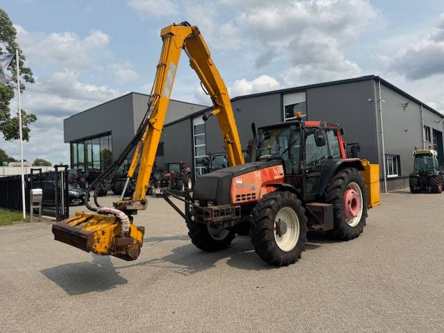 Valtra 8150 hitech met Bos maaiarm met klepelmaaier - Farm tractor: picture 3 Valtra 8150 hitech met Bos maaiarm met klepelmaaier - Farm tractor: picture 3
