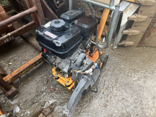 Scie à sol HUSQVARNA - Construction equipment: picture 4 Scie à sol HUSQVARNA - Construction equipment: picture 4