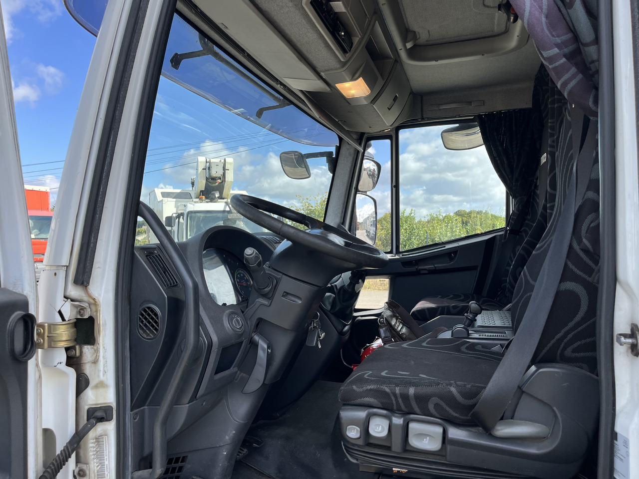 Box truck IVECO Eurocargo 120e28: picture 12