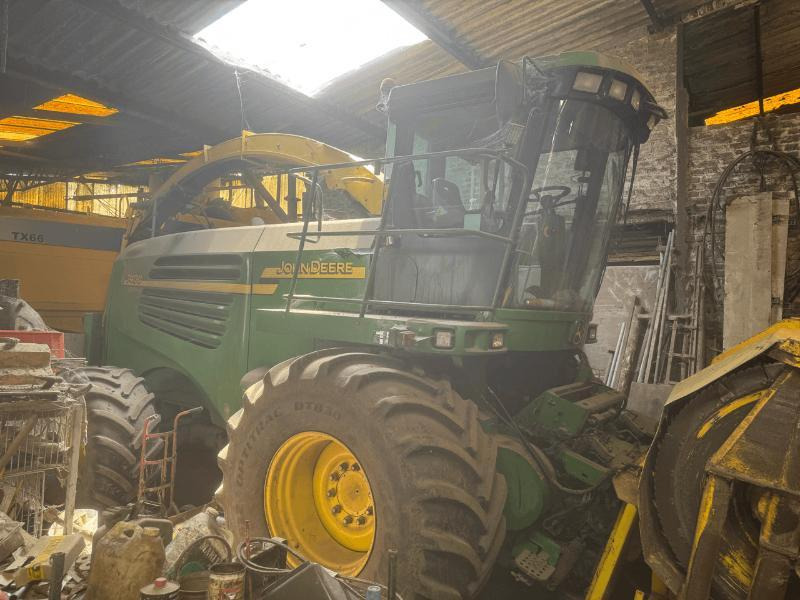 JOHN DEERE 7400 4RM - Forage harvester: picture 1 JOHN DEERE 7400 4RM - Forage harvester: picture 1