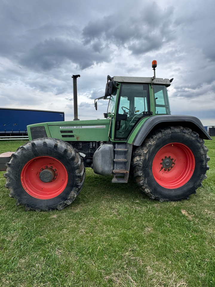 Fendt 824 Tractor - Farm tractor: picture 1 Fendt 824 Tractor - Farm tractor: picture 1