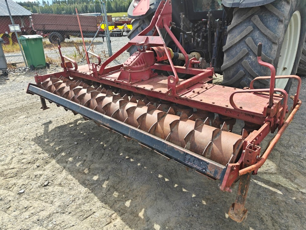 Tempo 300cm vaakatasojyrsin haineväpakkerilla, katso video! - Power harrow: picture 2 Tempo 300cm vaakatasojyrsin haineväpakkerilla, katso video! - Power harrow: picture 2