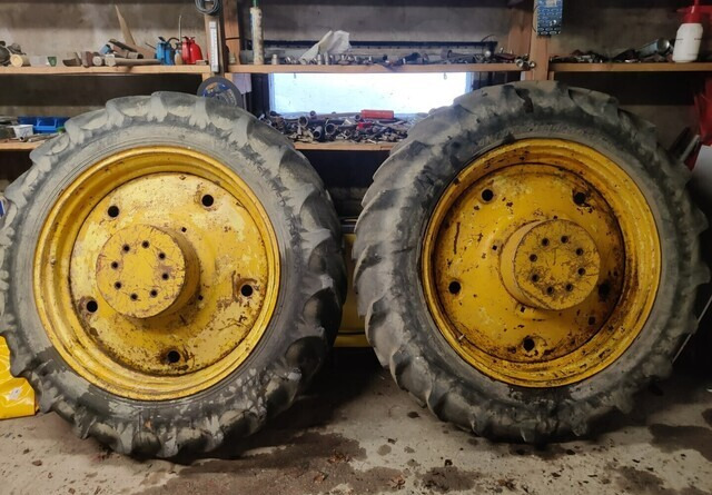Traktorin renkaat 13.6/12x38 vanteilla - Tire for Farm tractor: picture 1 Traktorin renkaat 13.6/12x38 vanteilla - Tire for Farm tractor: picture 1