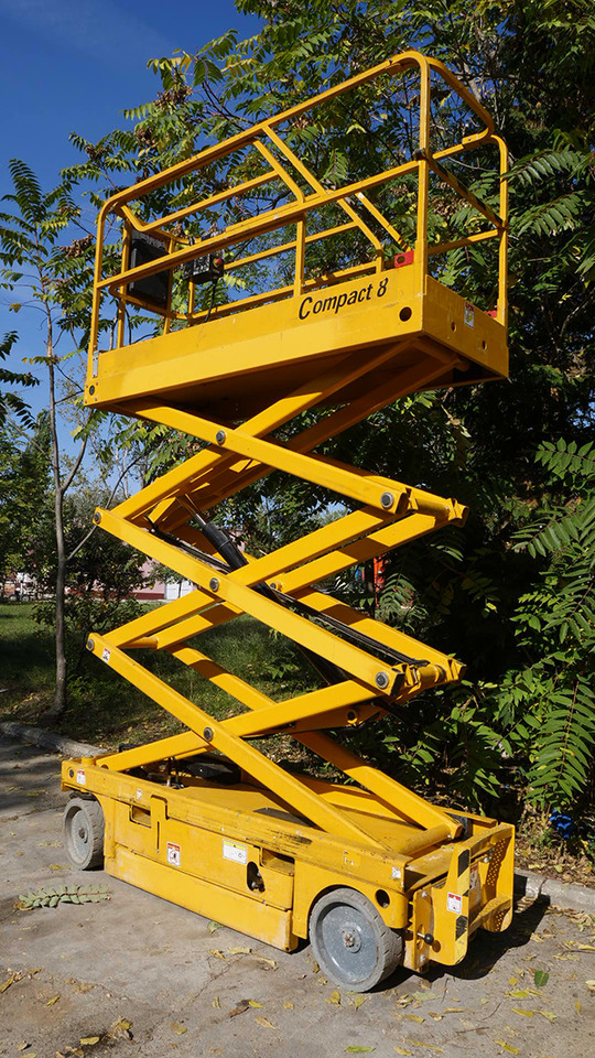 HAULOTTE Compact 8 - Scissor lift: picture 1 HAULOTTE Compact 8 - Scissor lift: picture 1
