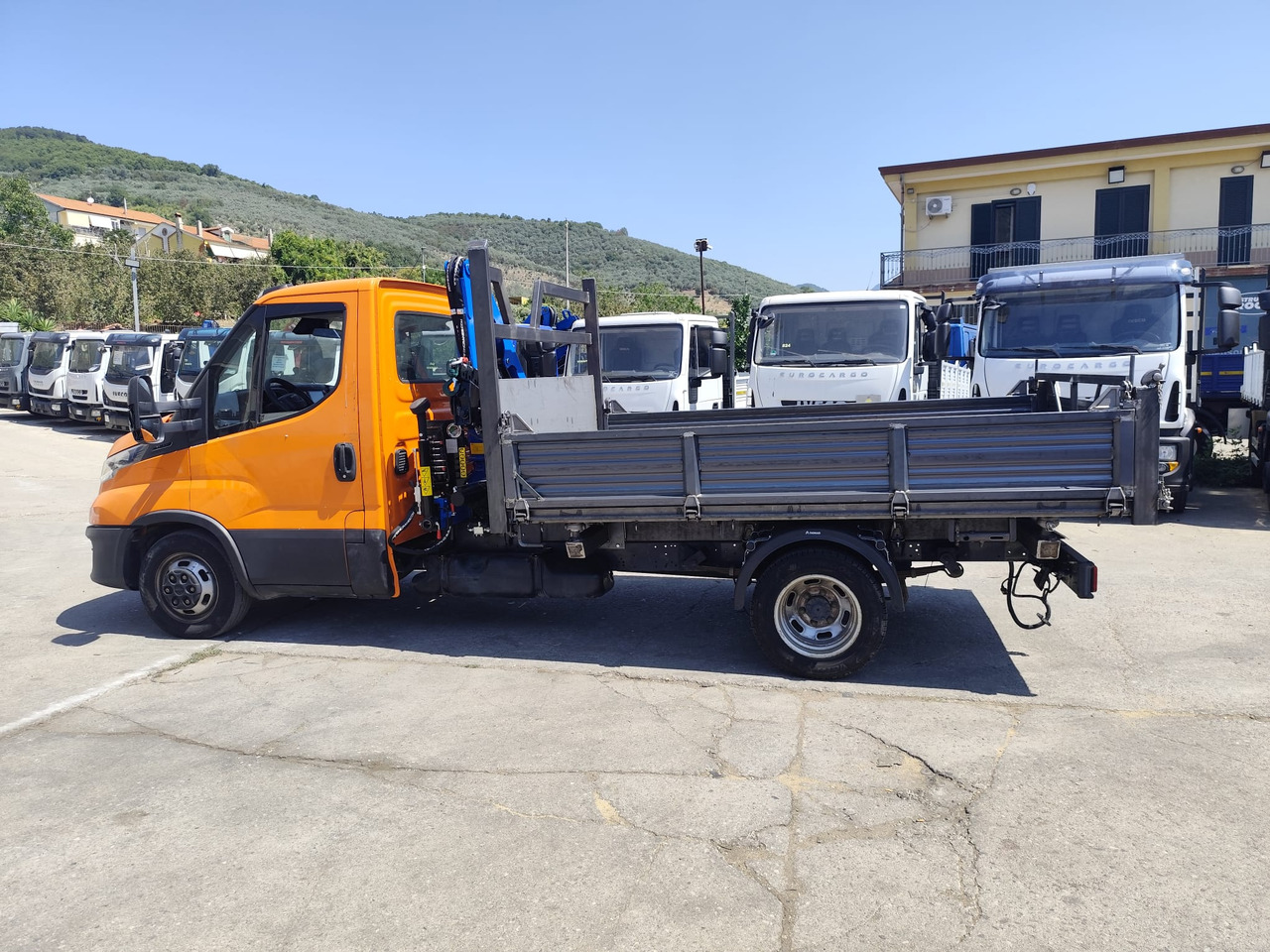 IVECO DAILY 35-140 - Crane truck: picture 3 IVECO DAILY 35-140 - Crane truck: picture 3