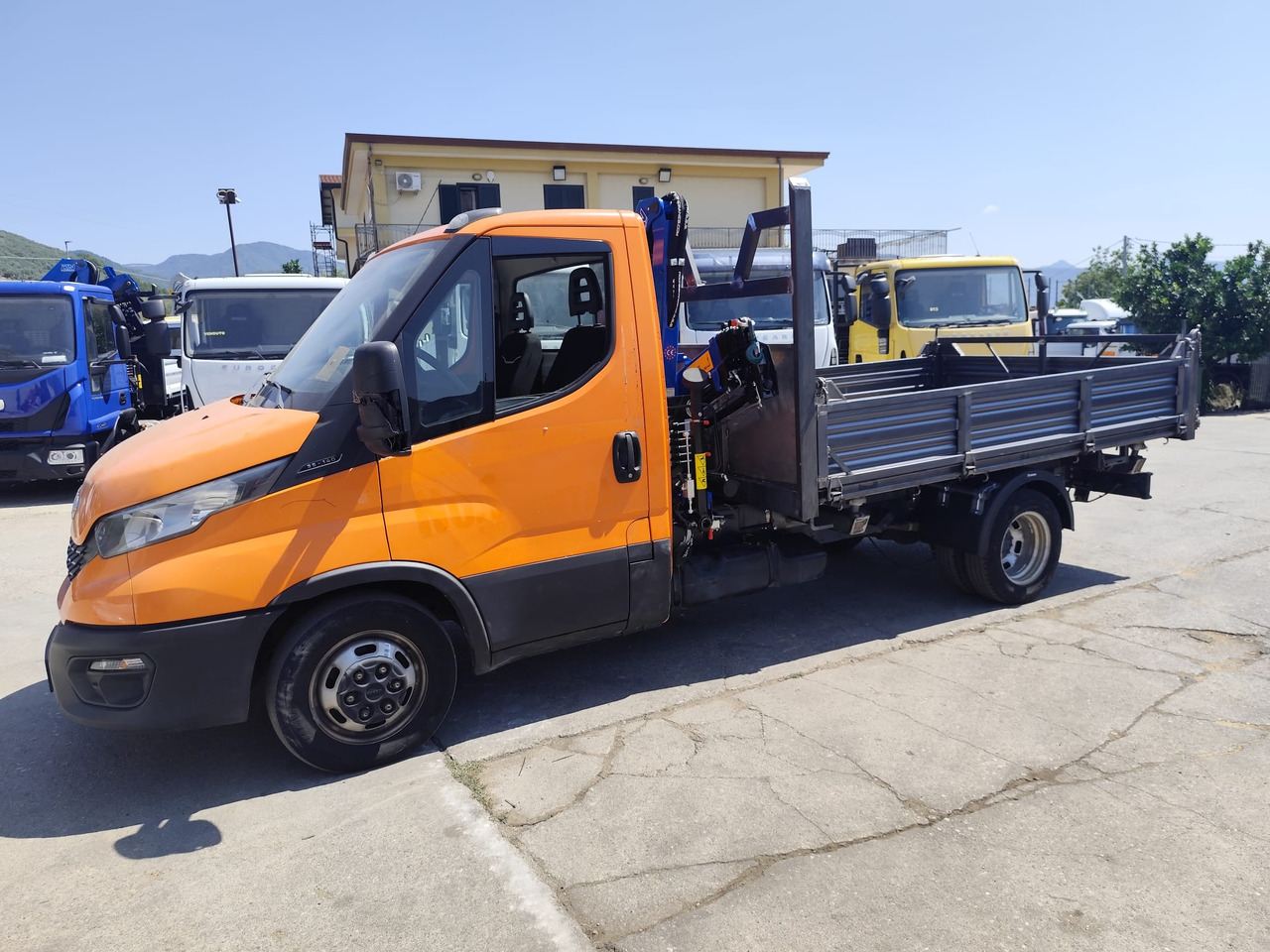 IVECO DAILY 35-140 - Crane truck: picture 2 IVECO DAILY 35-140 - Crane truck: picture 2