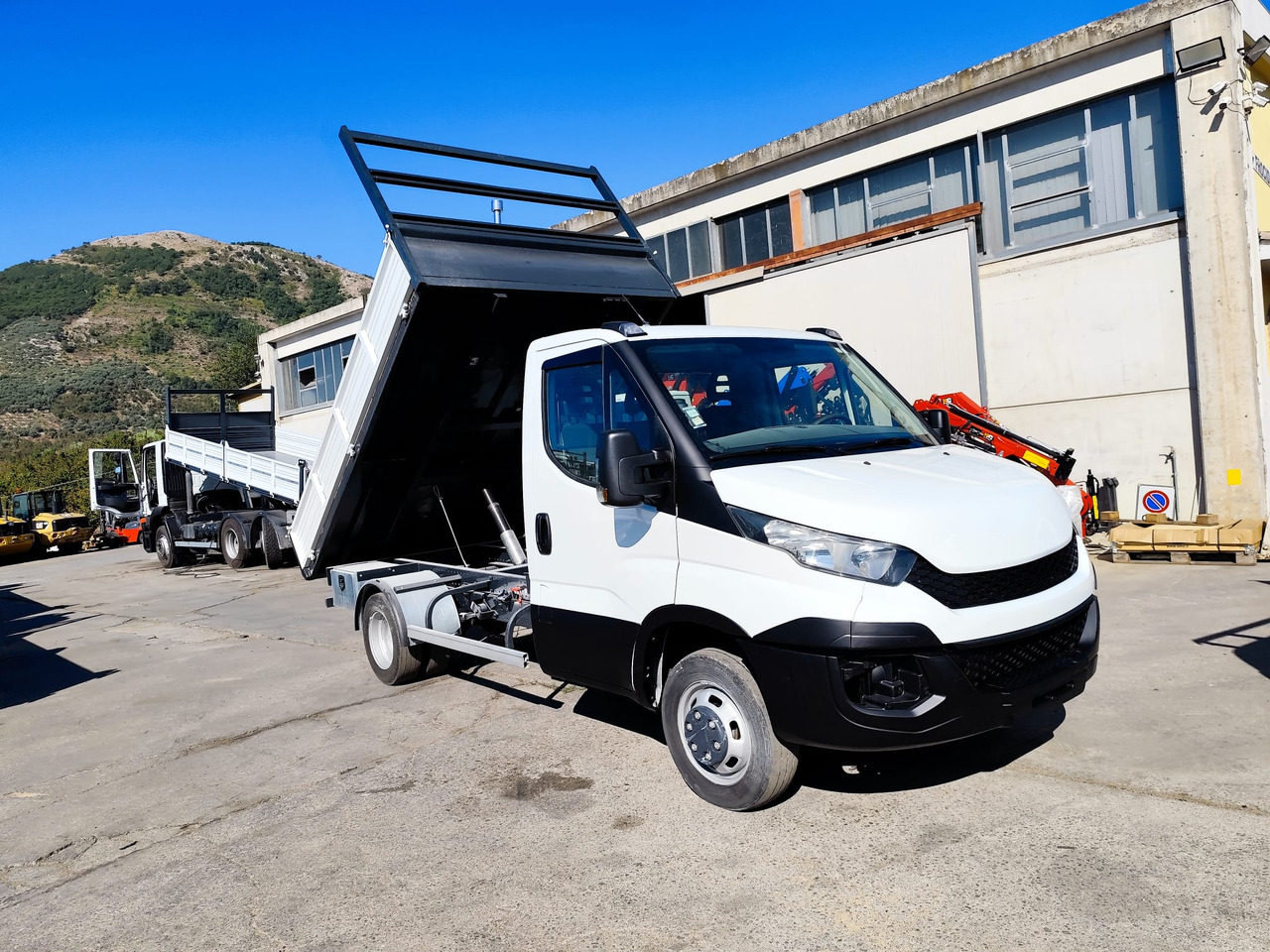 Tipper van IVECO DAILY 35C13: picture 11