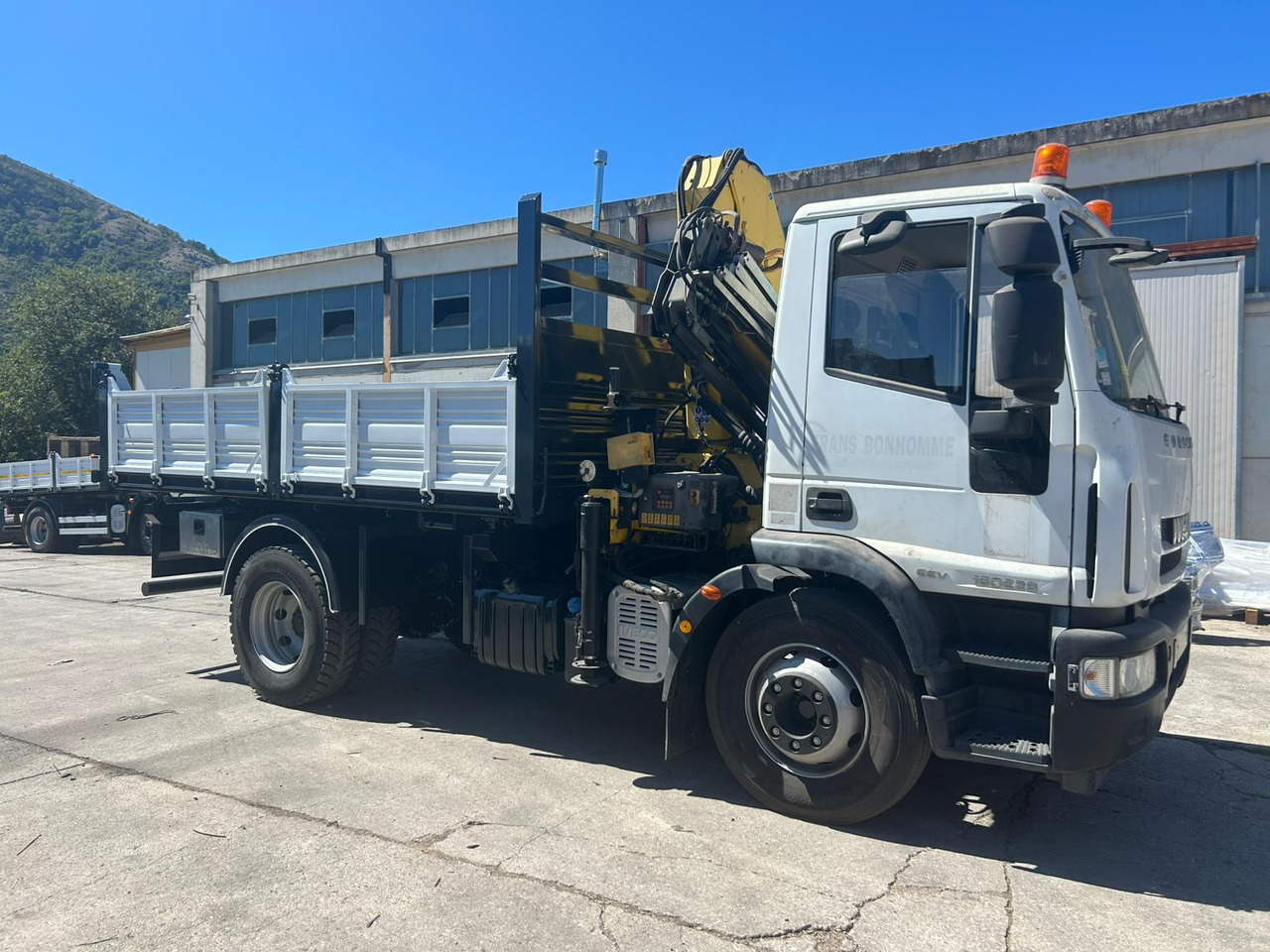 IVECO EUROCARGO 160E28 - Crane truck: picture 2 IVECO EUROCARGO 160E28 - Crane truck: picture 2