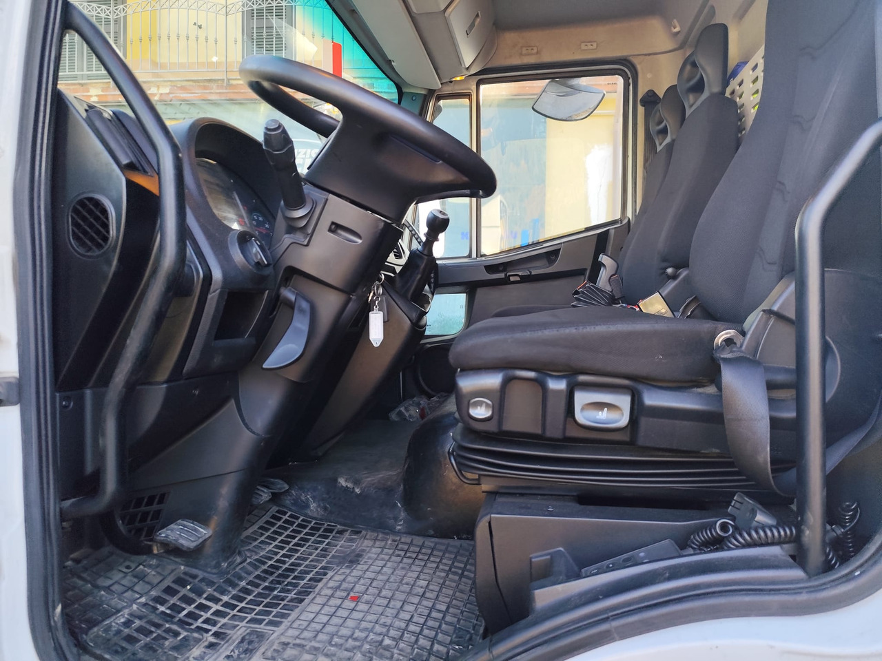 IVECO EUROCARGO 180-250 - Cab chassis truck, Crane truck: picture 3 IVECO EUROCARGO 180-250 - Cab chassis truck, Crane truck: picture 3