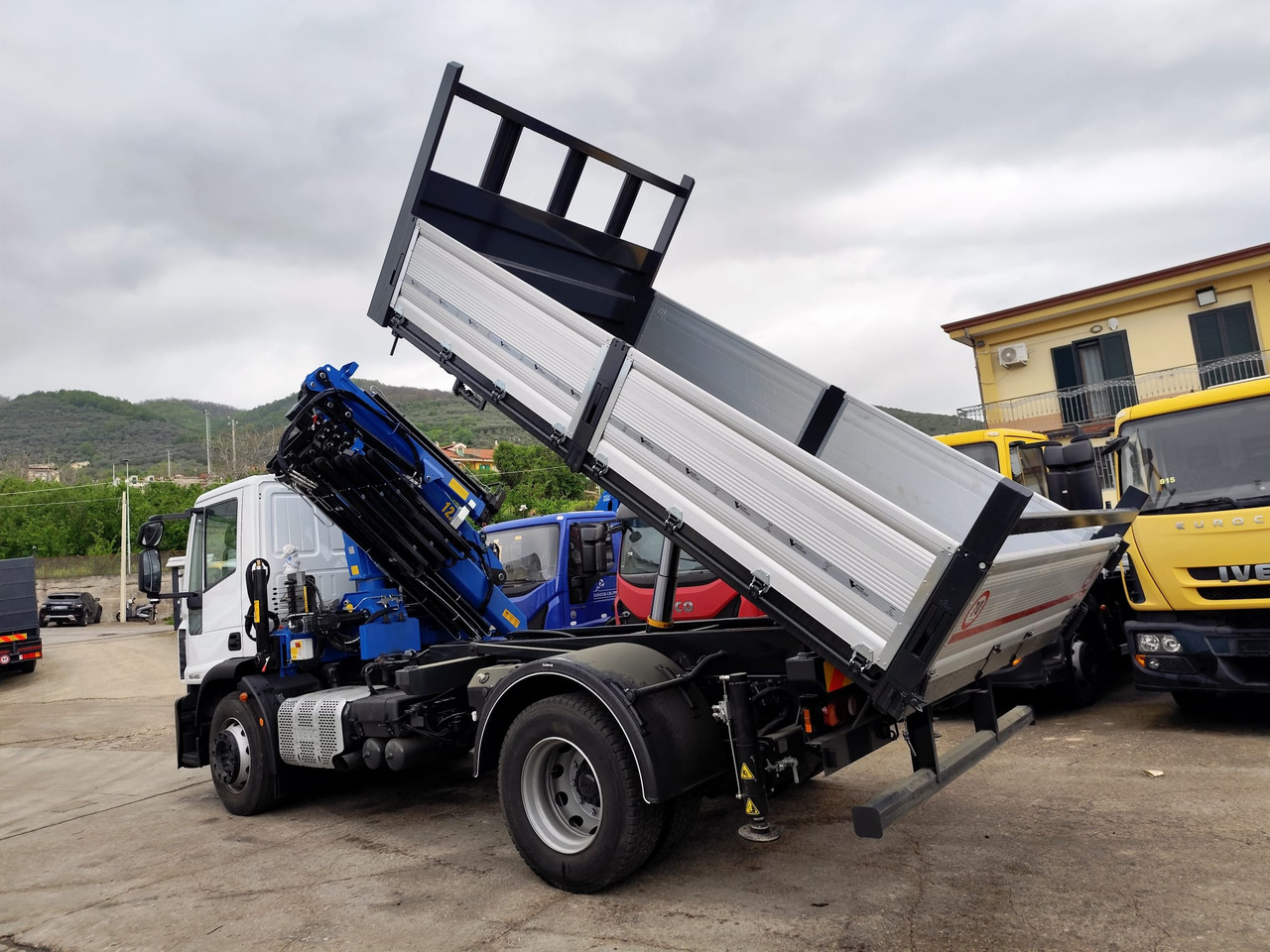 IVECO EUROCARGO 190EL25 - Crane truck: picture 2 IVECO EUROCARGO 190EL25 - Crane truck: picture 2