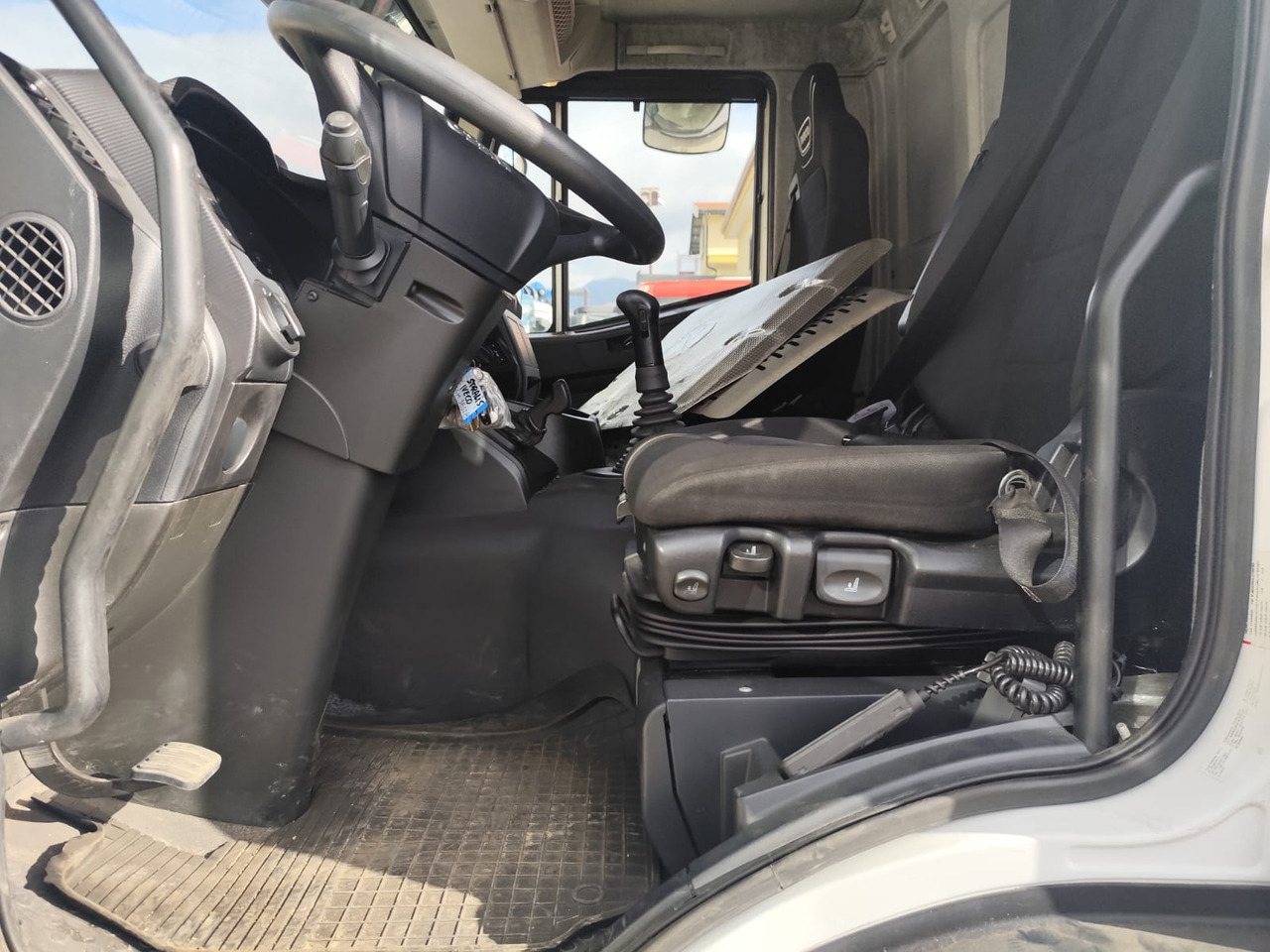 IVECO HI-STREET 260S31 XP - Cab chassis truck, Crane truck: picture 2 IVECO HI-STREET 260S31 XP - Cab chassis truck, Crane truck: picture 2