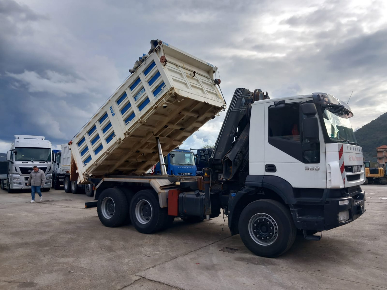 IVECO TRAKKER 260T36 - Crane truck, Tipper: picture 4 IVECO TRAKKER 260T36 - Crane truck, Tipper: picture 4