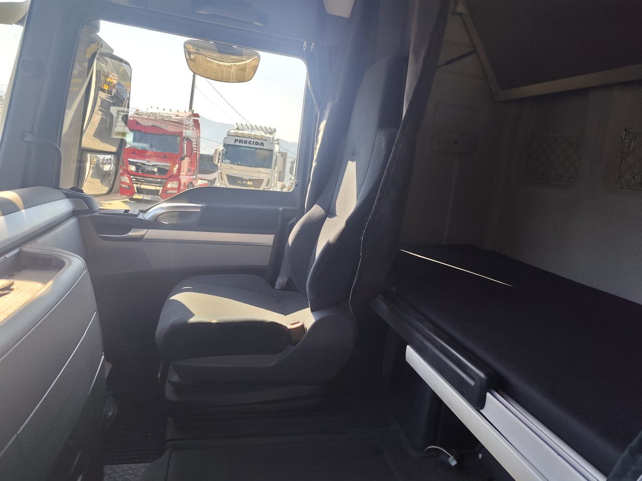 Dropside/ Flatbed truck MAN TGX 26.440: picture 43