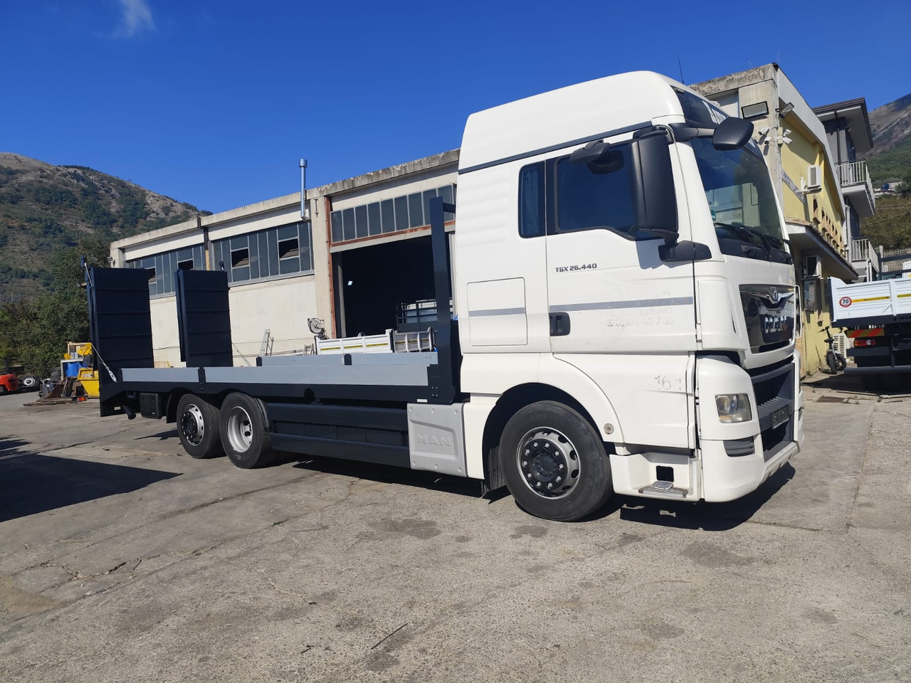Dropside/ Flatbed truck MAN TGX 26.440: picture 13