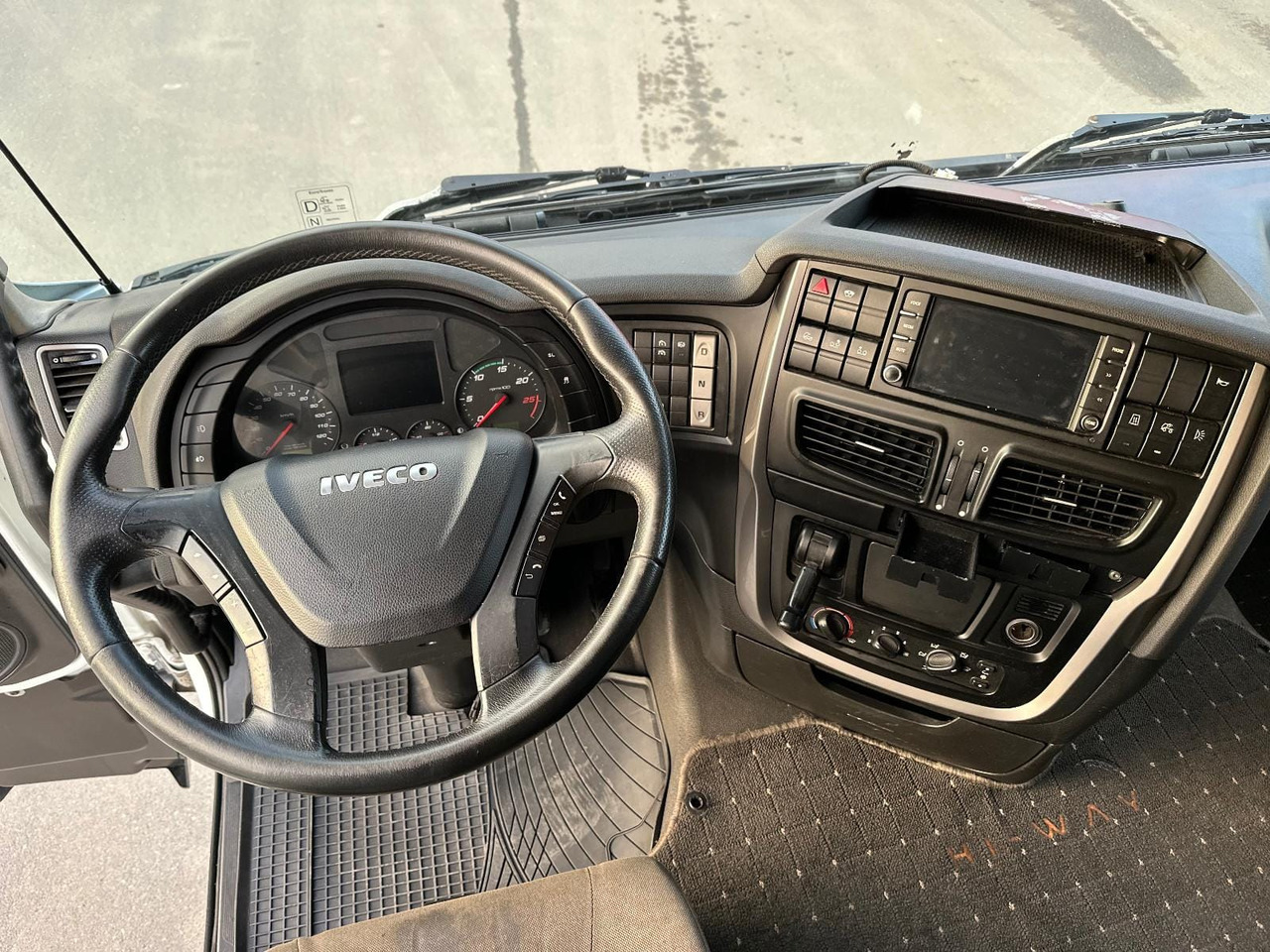 STRALIS 260S42 - Curtain side truck: picture 5 STRALIS 260S42 - Curtain side truck: picture 5