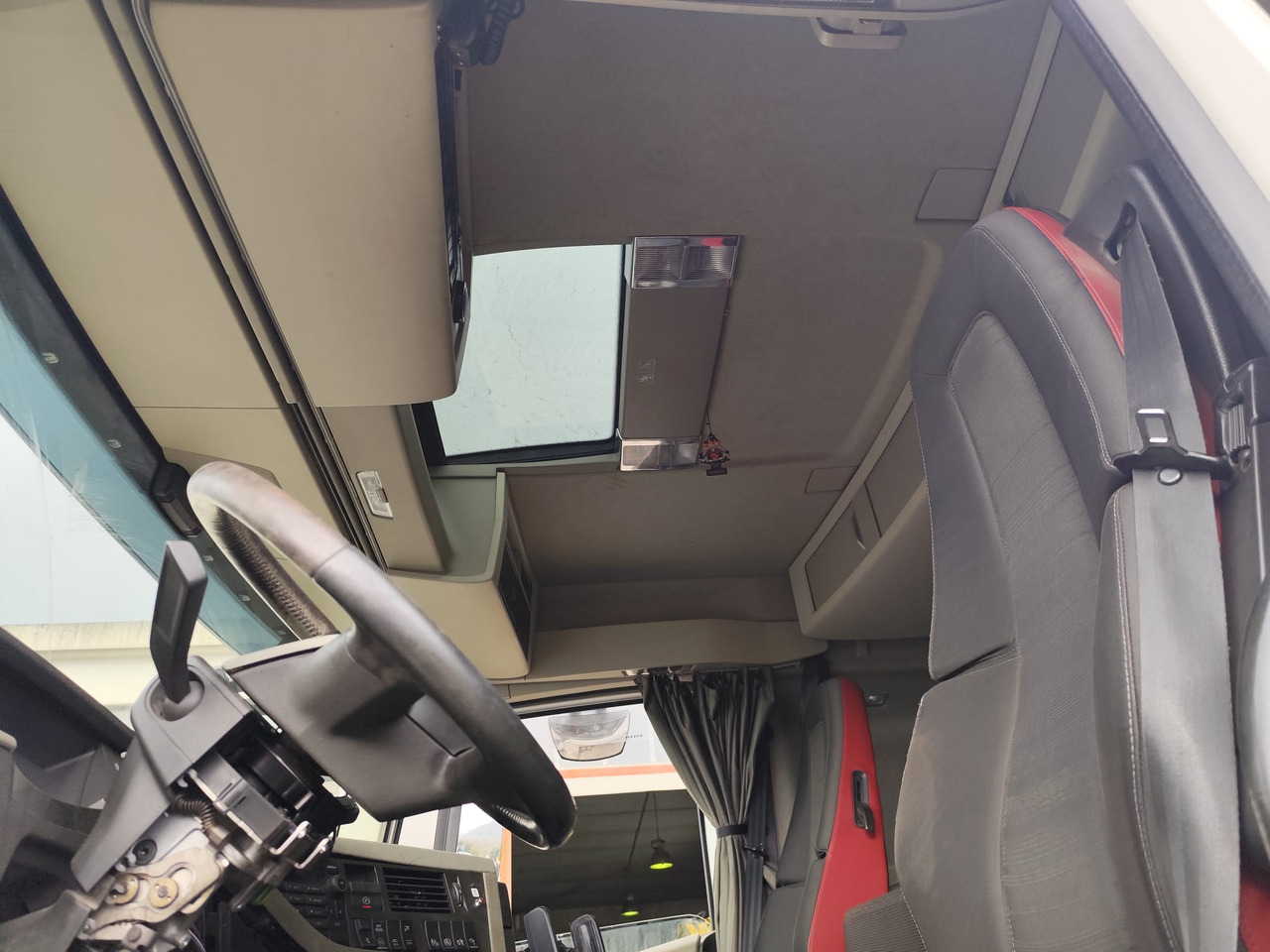 VOLVO FH 13.540 - Dropside/ Flatbed truck: picture 2 VOLVO FH 13.540 - Dropside/ Flatbed truck: picture 2