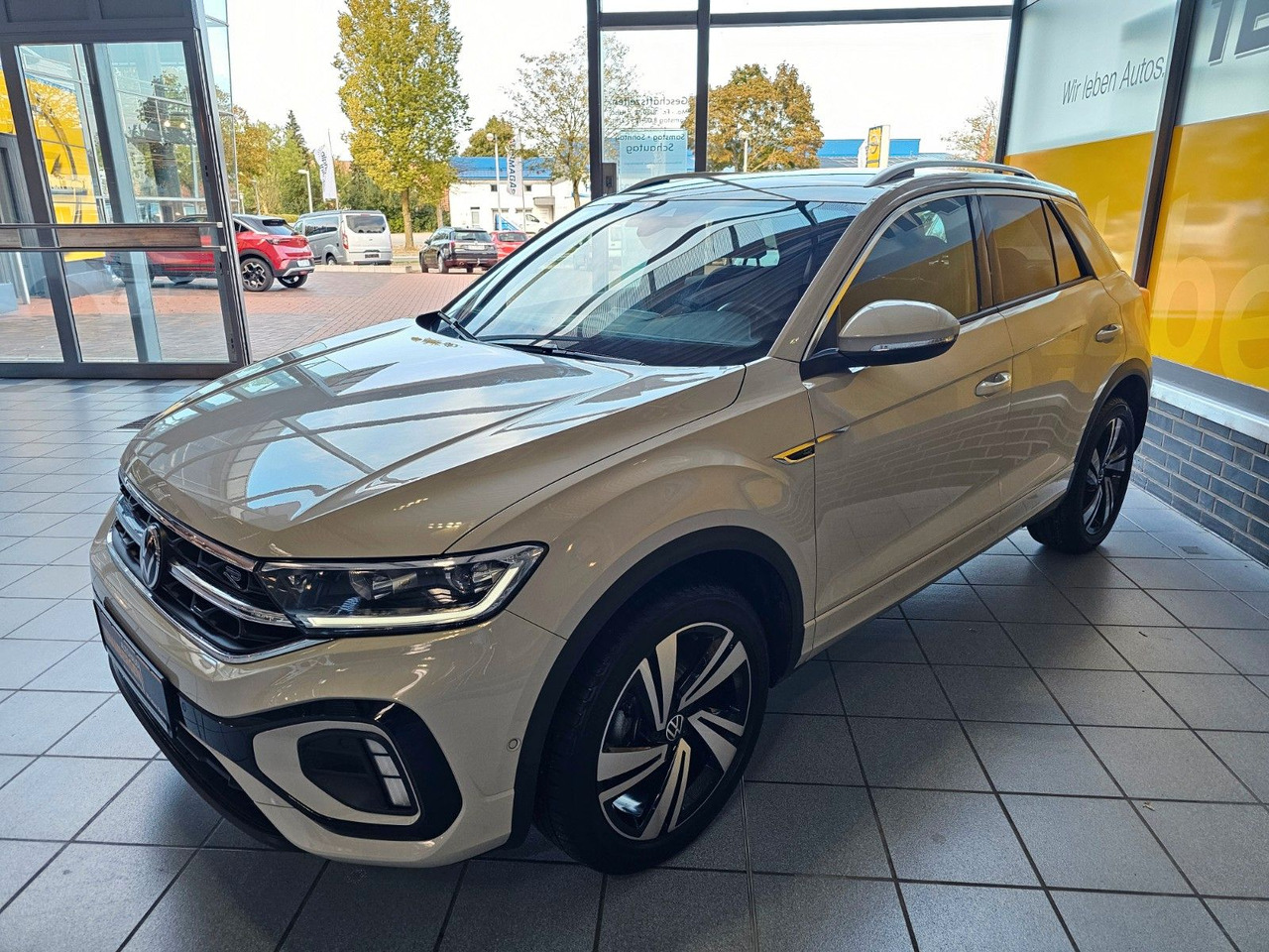 Volkswagen T-Roc R-Line eHeckklappe SHZ LED - SUV: picture 2 Volkswagen T-Roc R-Line eHeckklappe SHZ LED - SUV: picture 2