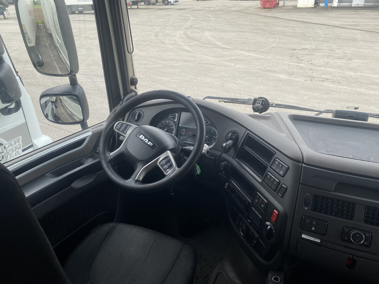Interior photo 1: Tractor unit DAF XF 480 FT