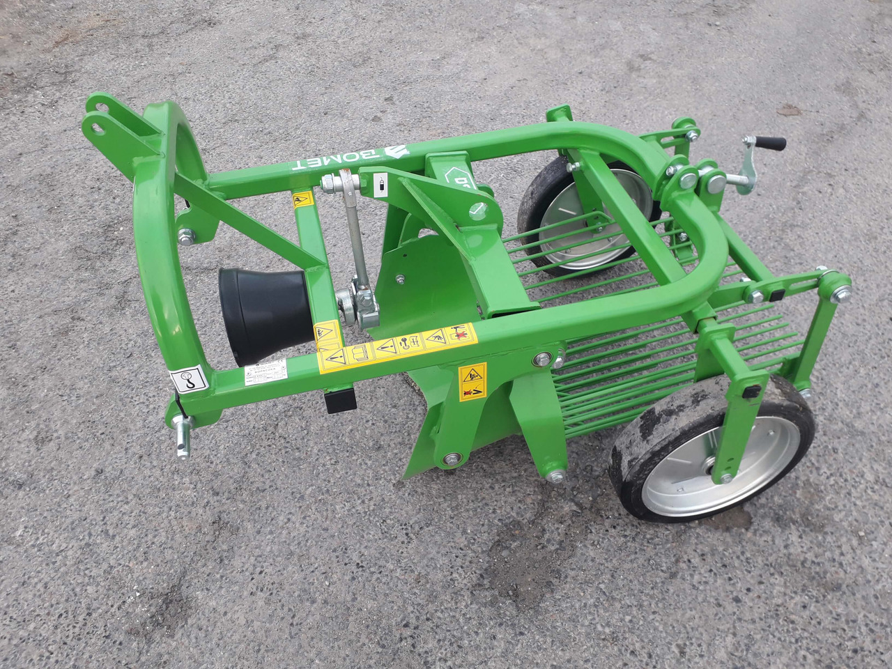 BOMET Arracheuse à Pommes de Terre 1 rang URSA - Potato harvester: picture 1 BOMET Arracheuse à Pommes de Terre 1 rang URSA - Potato harvester: picture 1