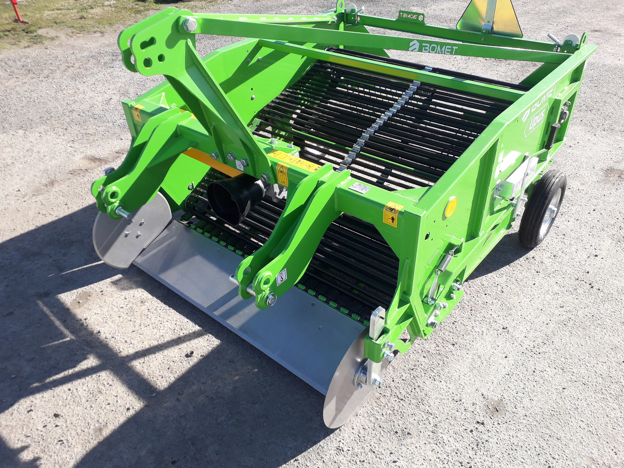 BOMET Arracheuse à Pommes de Terre 2 rangs UPUS - Potato harvester: picture 1 BOMET Arracheuse à Pommes de Terre 2 rangs UPUS - Potato harvester: picture 1