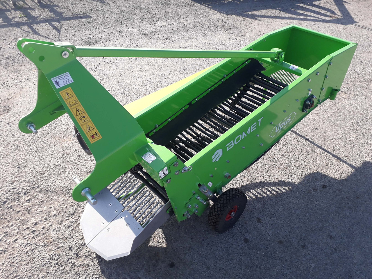 BOMET Arracheuse à Pommes de Terre UPUS - Potato harvester: picture 1 BOMET Arracheuse à Pommes de Terre UPUS - Potato harvester: picture 1