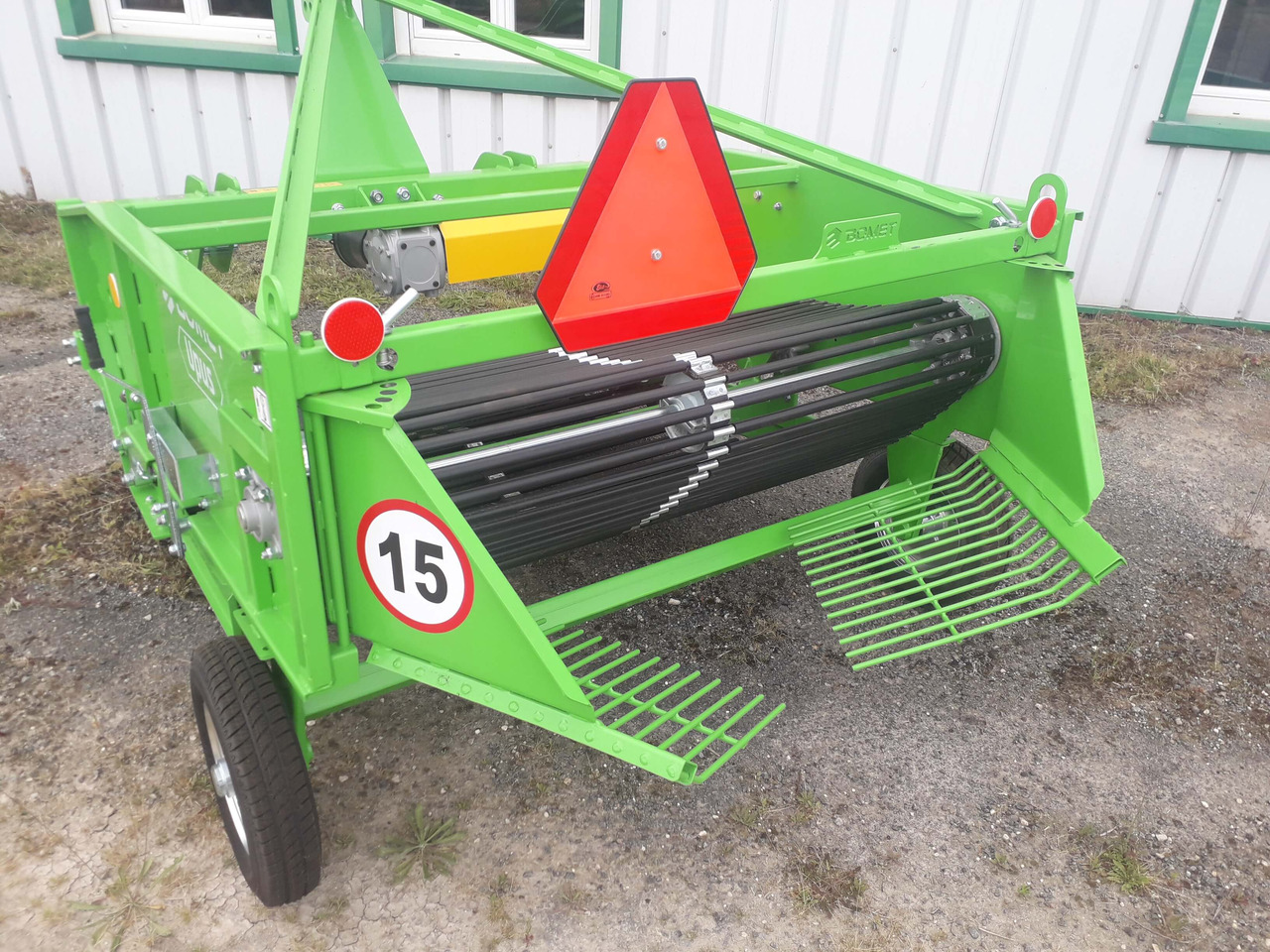 BOMET Arracheuse à Pommes de Terre UPUS - Potato harvester: picture 2 BOMET Arracheuse à Pommes de Terre UPUS - Potato harvester: picture 2