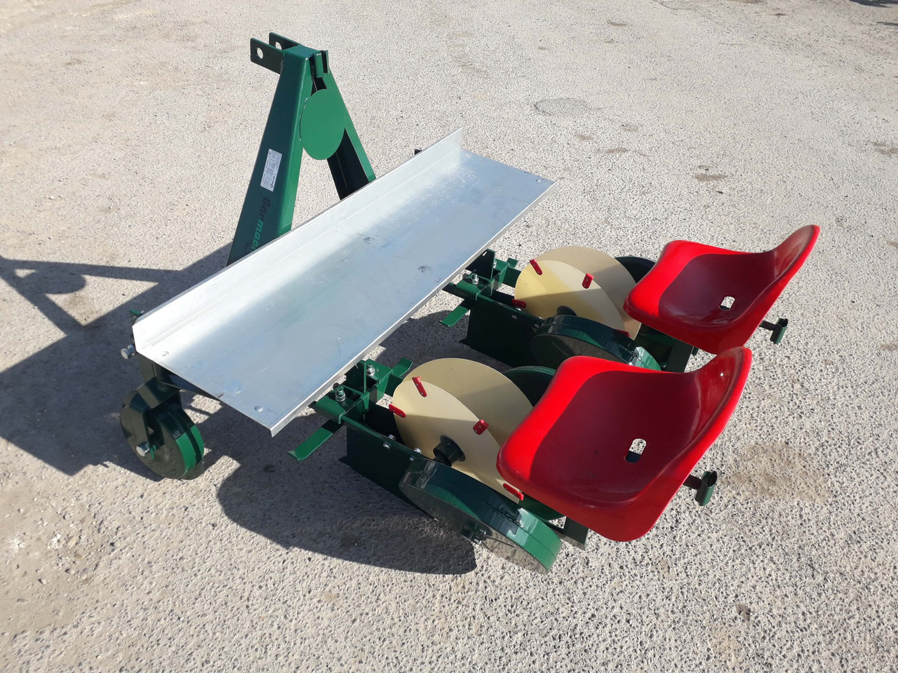 GARMACH Transplanteur à Mini-Mottes 2 rangs - Potato planter: picture 1 GARMACH Transplanteur à Mini-Mottes 2 rangs - Potato planter: picture 1