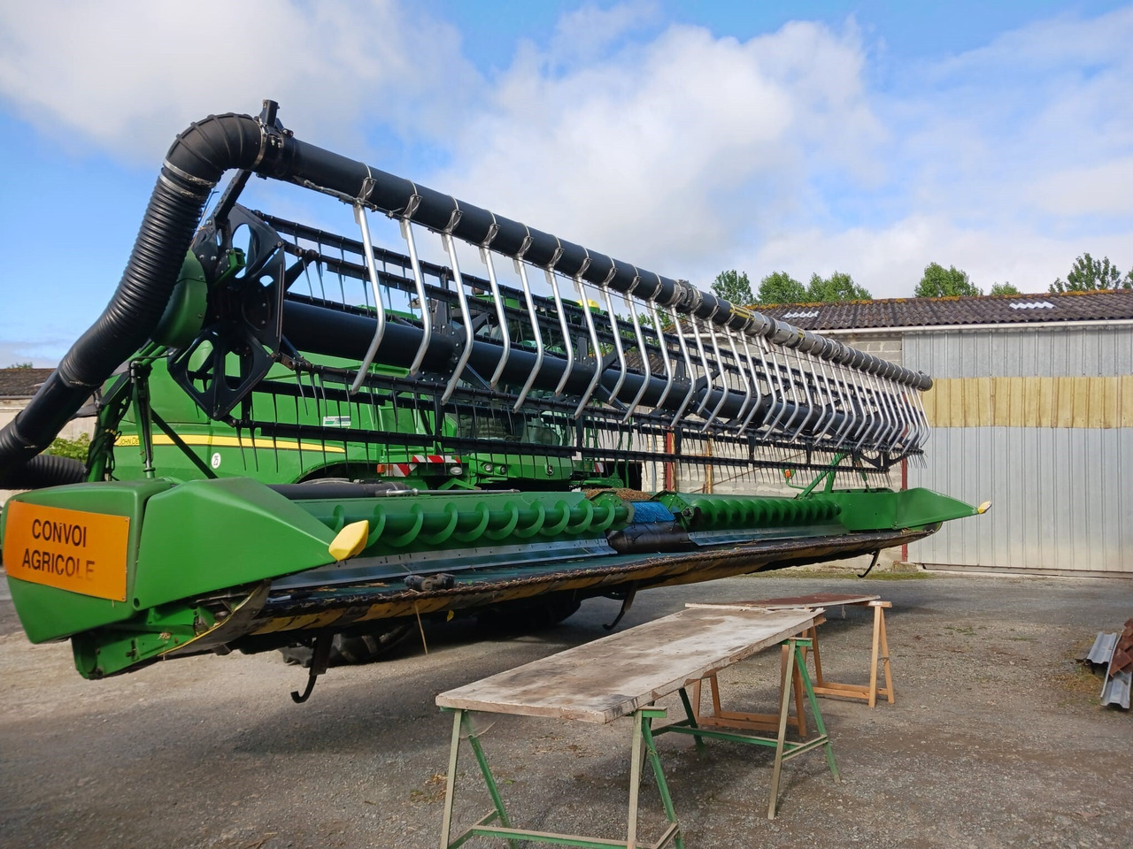 JOHN DEERE COUPE DE MOISSONNEUSE 635 FD - Combine header: picture 1 JOHN DEERE COUPE DE MOISSONNEUSE 635 FD - Combine header: picture 1