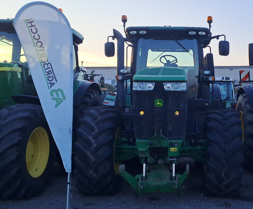 JOHN DEERE 7230R - Farm tractor: picture 2 JOHN DEERE 7230R - Farm tractor: picture 2