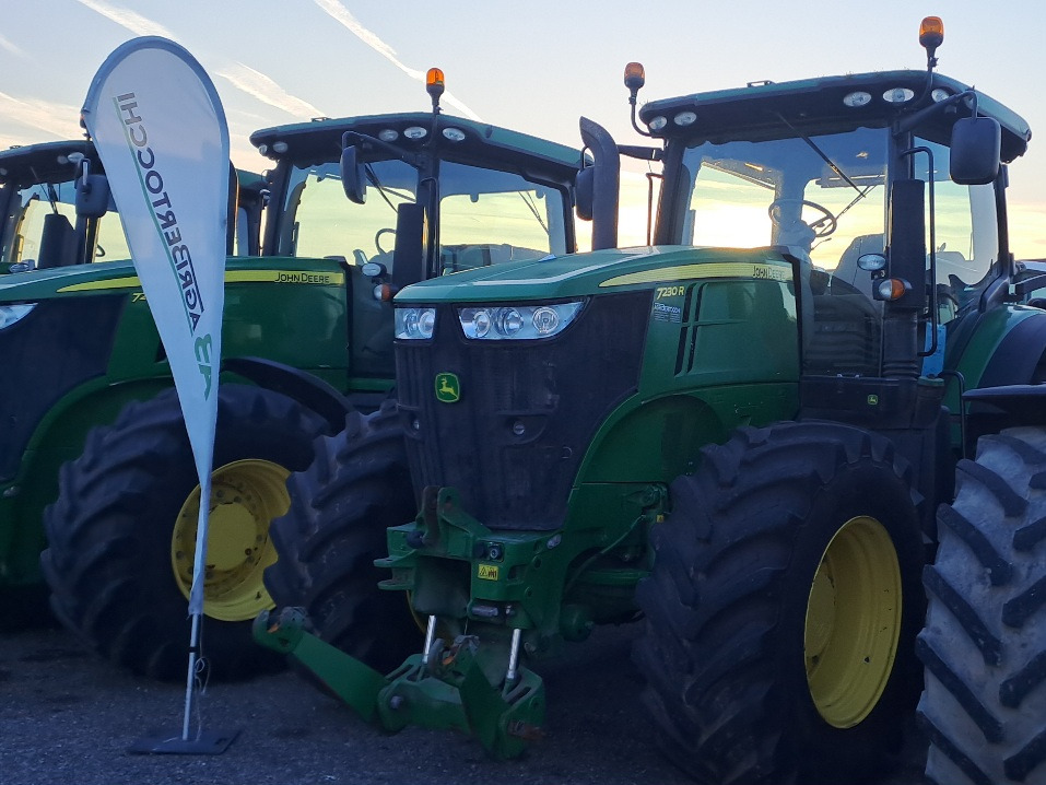 JOHN DEERE 7230R - Farm tractor: picture 1 JOHN DEERE 7230R - Farm tractor: picture 1