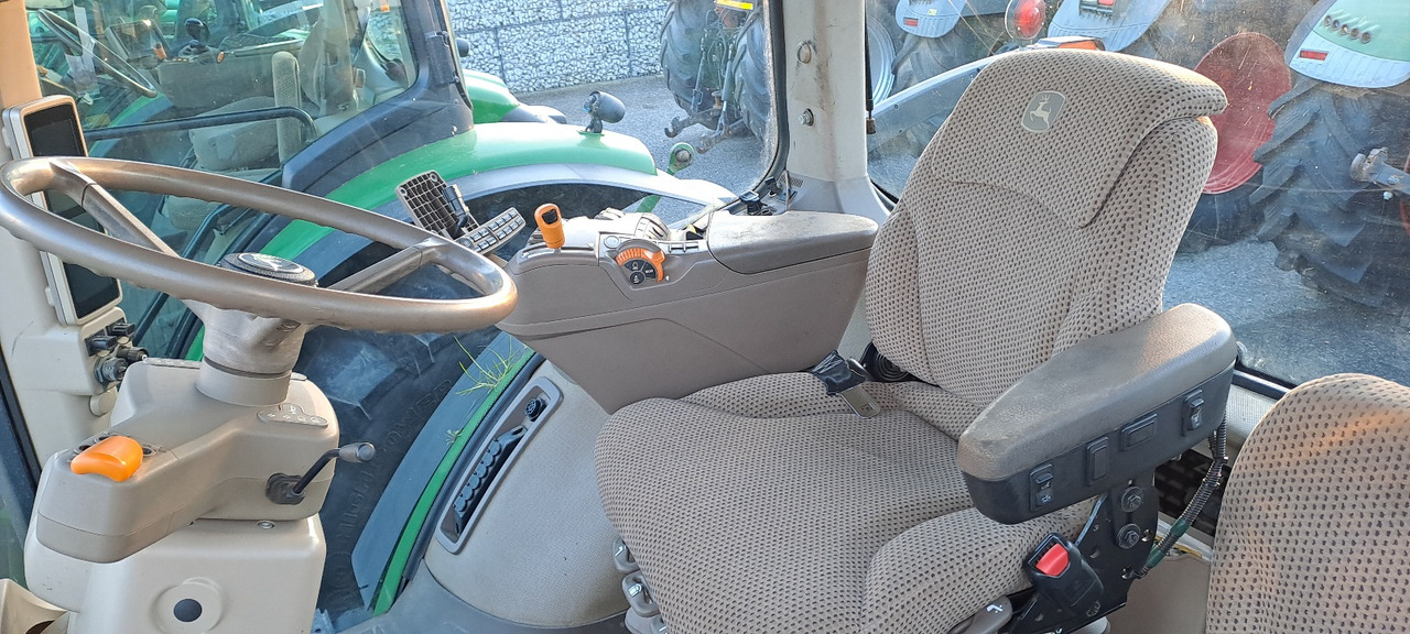 JOHN DEERE 7230R - Farm tractor: picture 5 JOHN DEERE 7230R - Farm tractor: picture 5