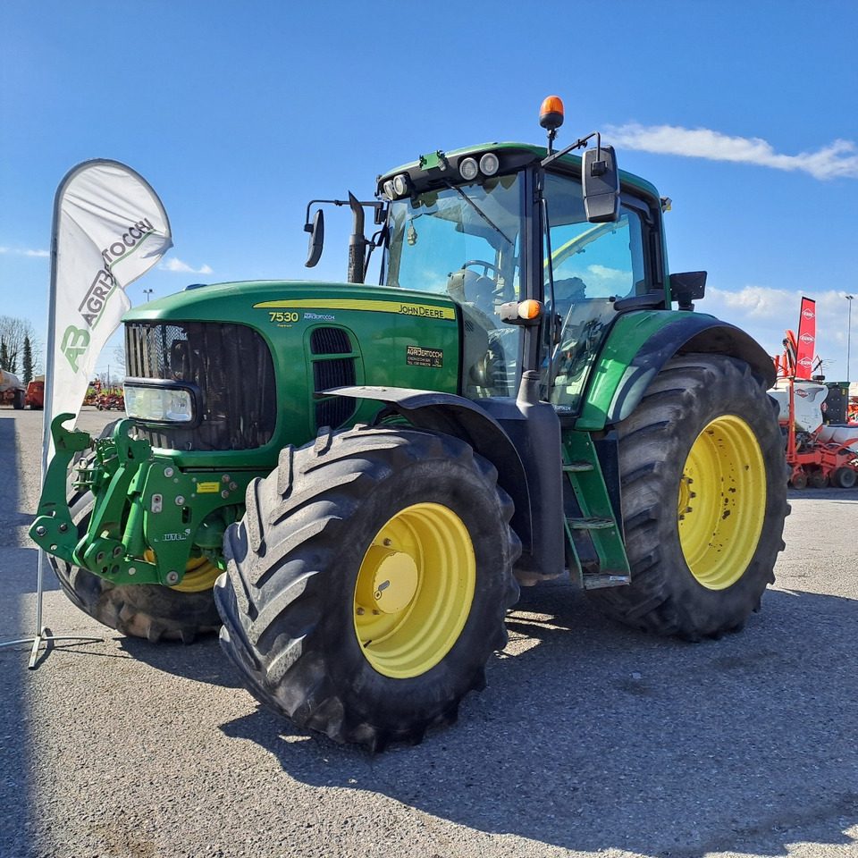 JOHN DEERE 7530 PREMIUM - Farm tractor: picture 1 JOHN DEERE 7530 PREMIUM - Farm tractor: picture 1