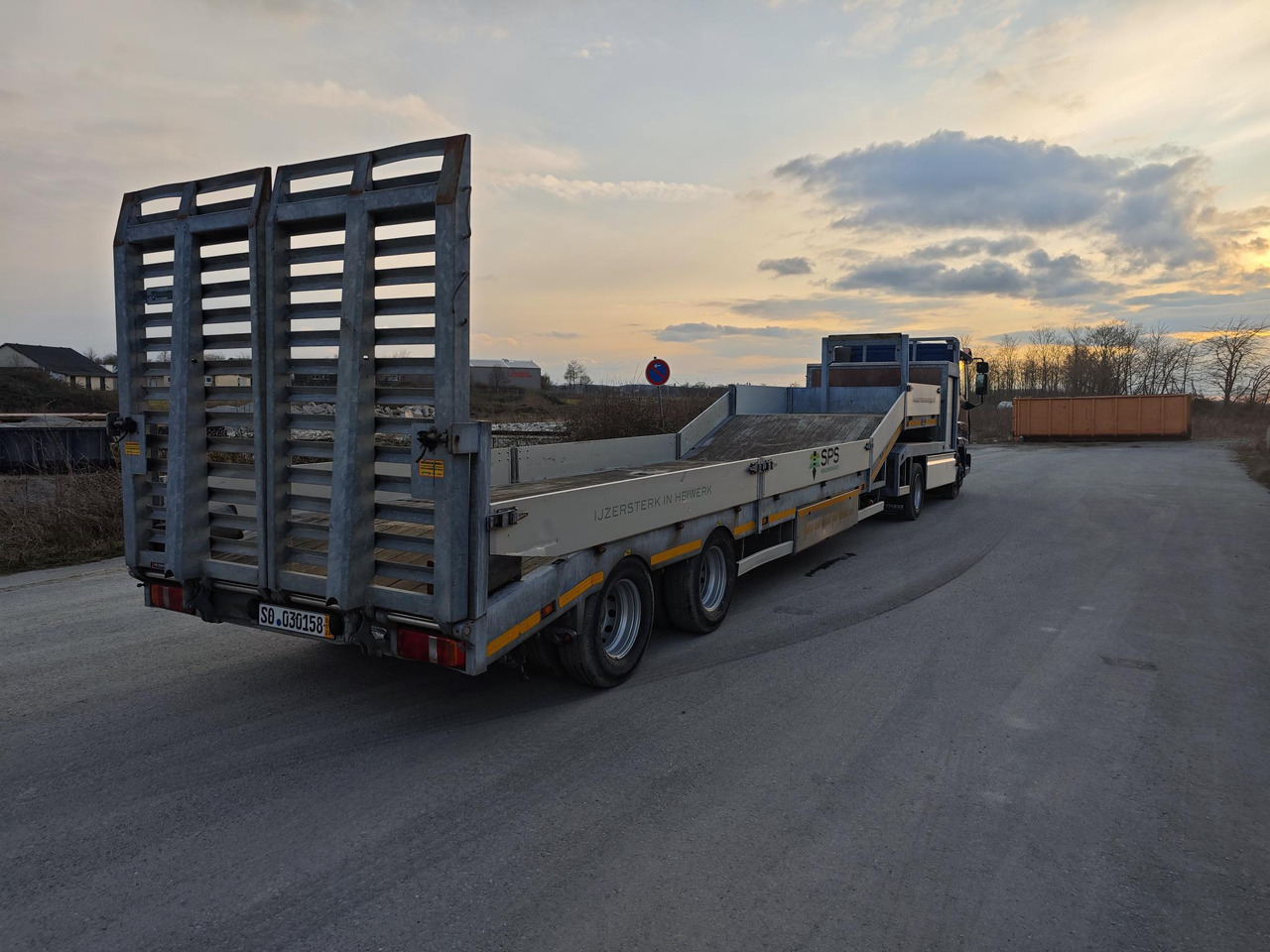 VELDHUIZEN P38-2 & Iveco Eurocargo 90E18 - Low loader semi-trailer: picture 4 VELDHUIZEN P38-2 & Iveco Eurocargo 90E18 - Low loader semi-trailer: picture 4