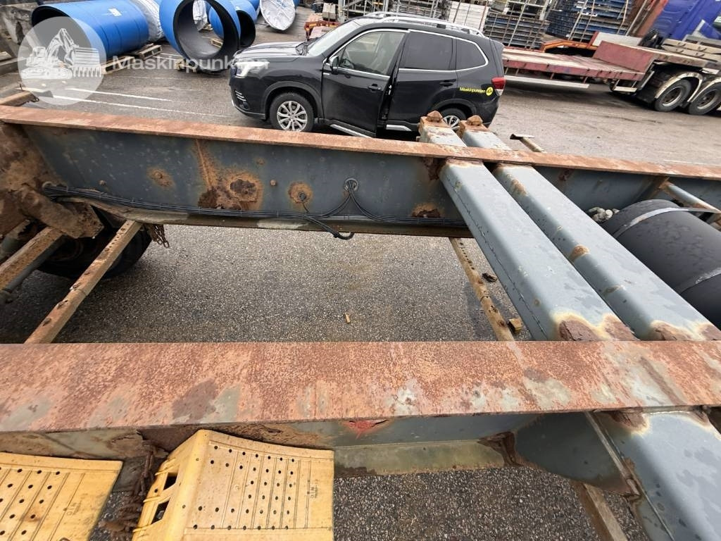 Container transporter/ Swap body semi-trailer Schweriner CS 40: picture 17