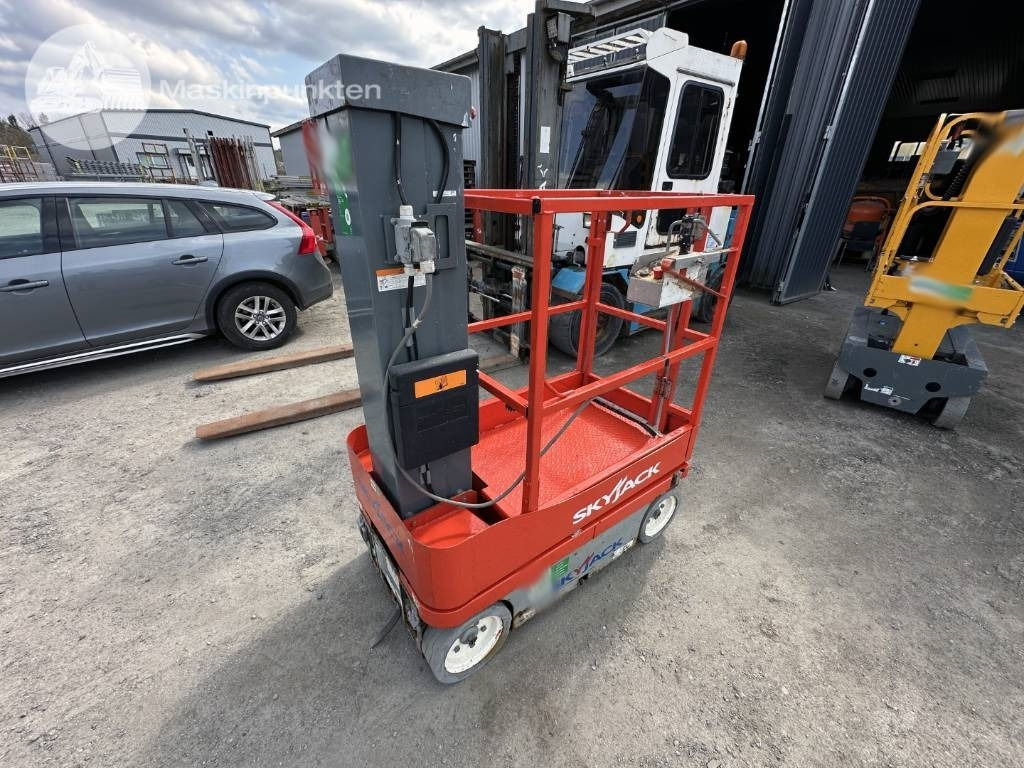 SkyJack SJ 12 - Vertical mast lift: picture 2 SkyJack SJ 12 - Vertical mast lift: picture 2