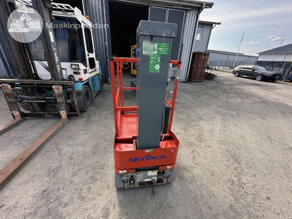 SkyJack SJ 12 - Vertical mast lift: picture 3 SkyJack SJ 12 - Vertical mast lift: picture 3